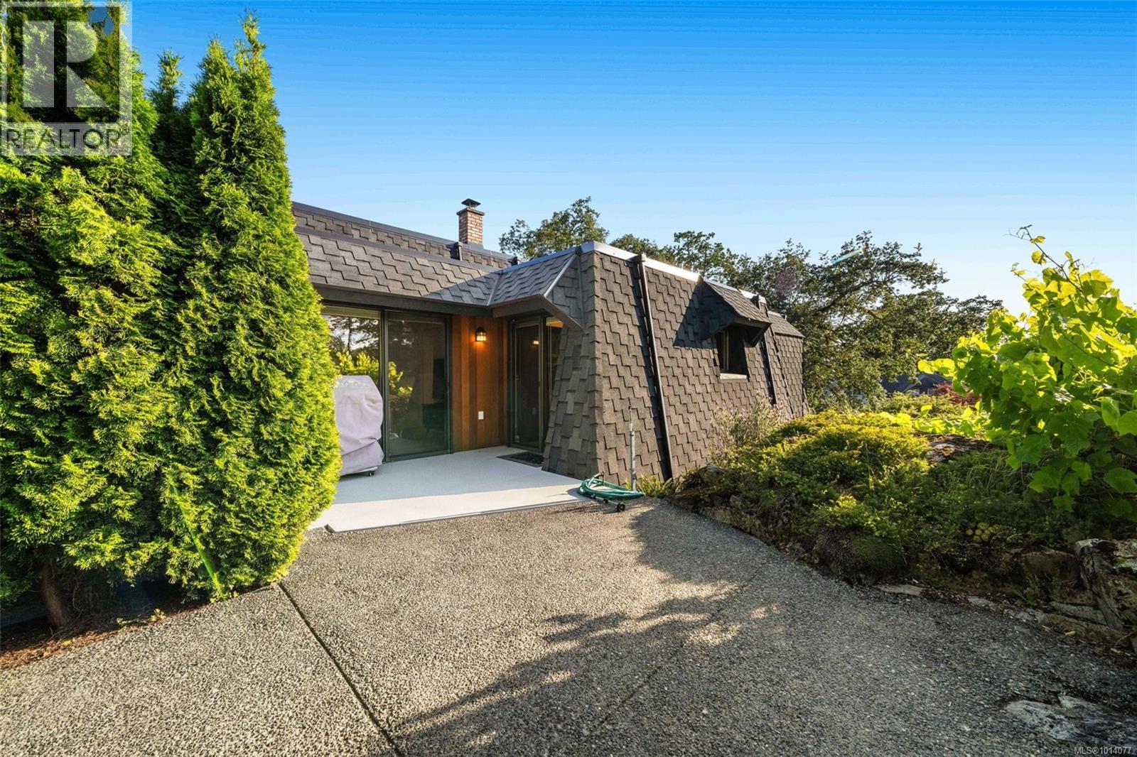 994 Landeen Pl, Saanich