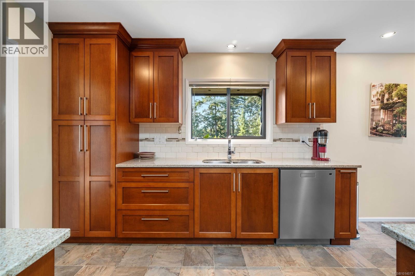 994 Landeen Pl, Saanich