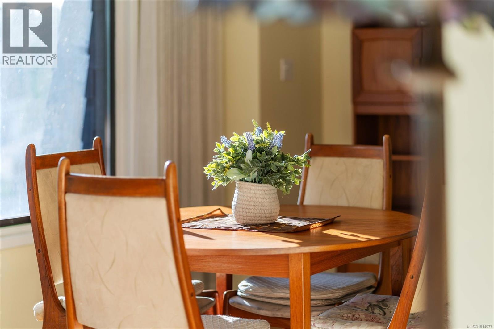 994 Landeen Pl, Saanich