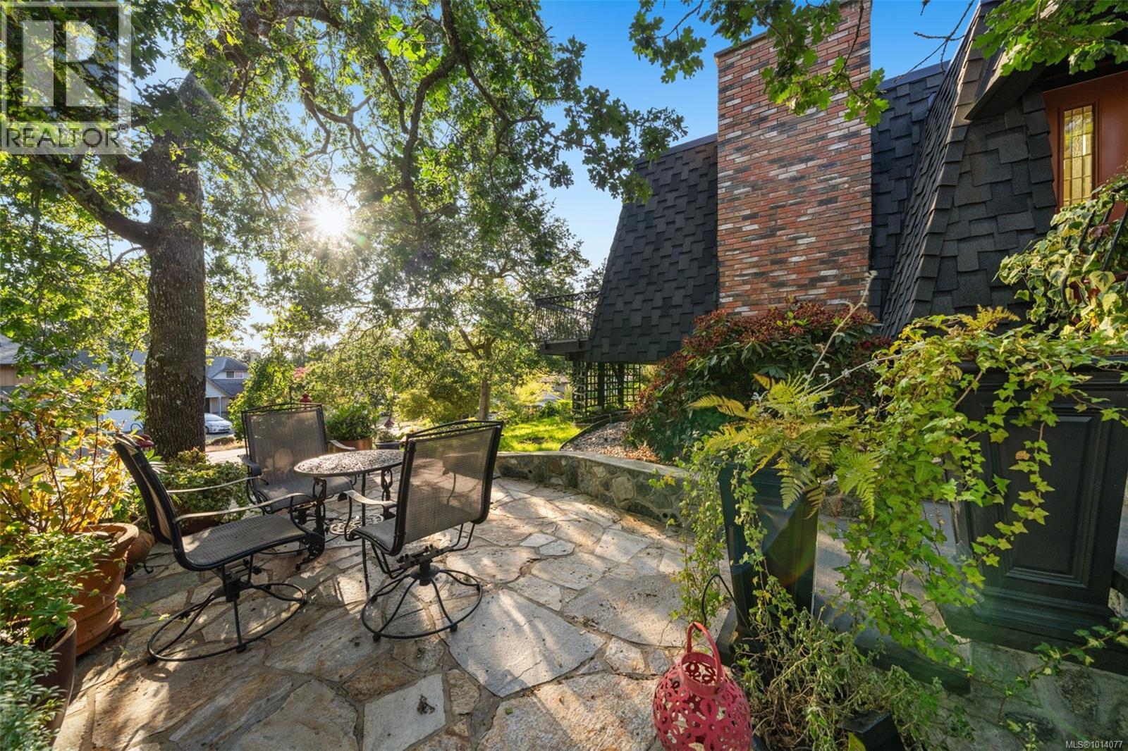 994 Landeen Pl, Saanich