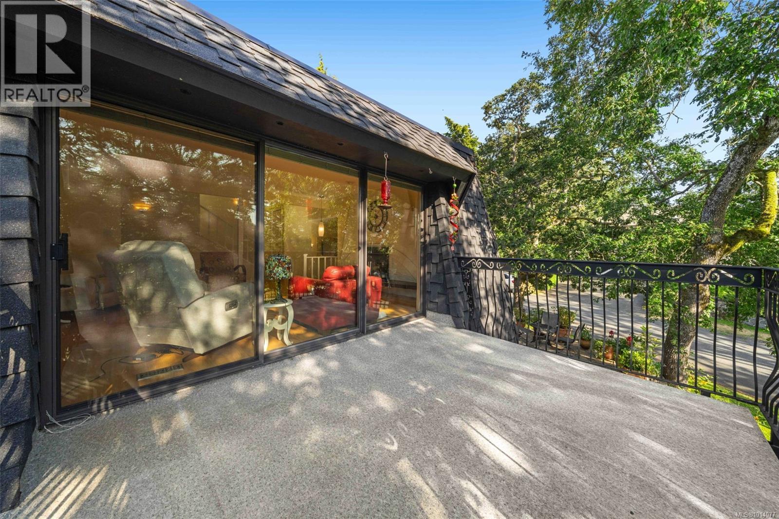 994 Landeen Pl, Saanich