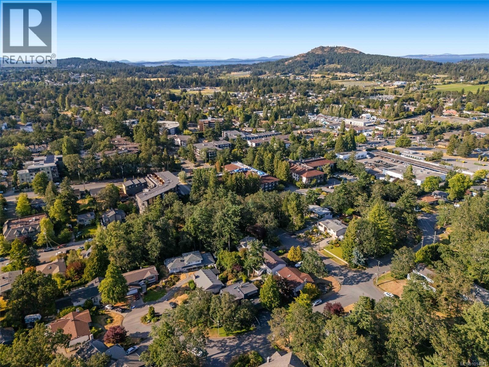 994 Landeen Pl, Saanich