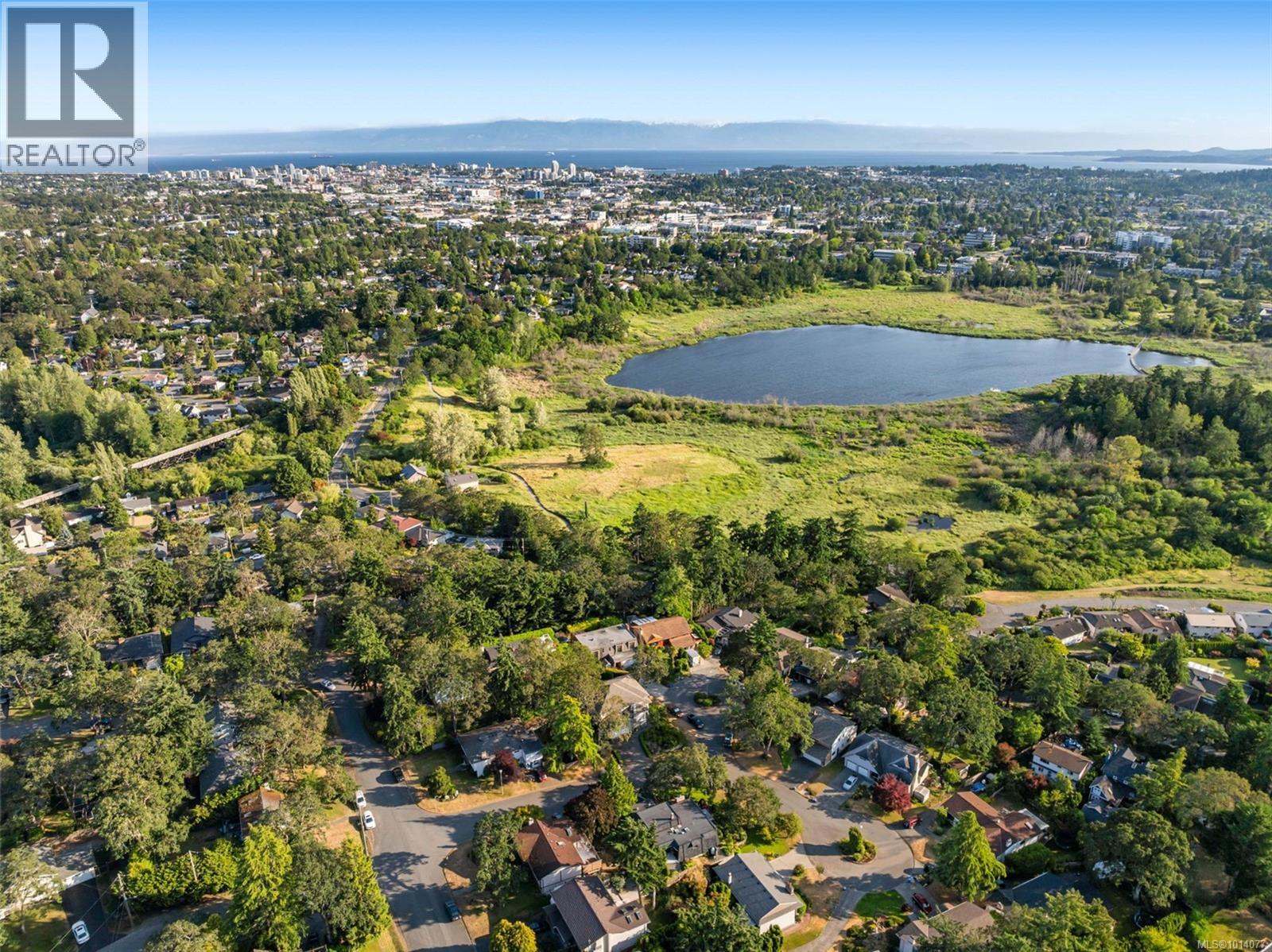 994 Landeen Pl, Saanich