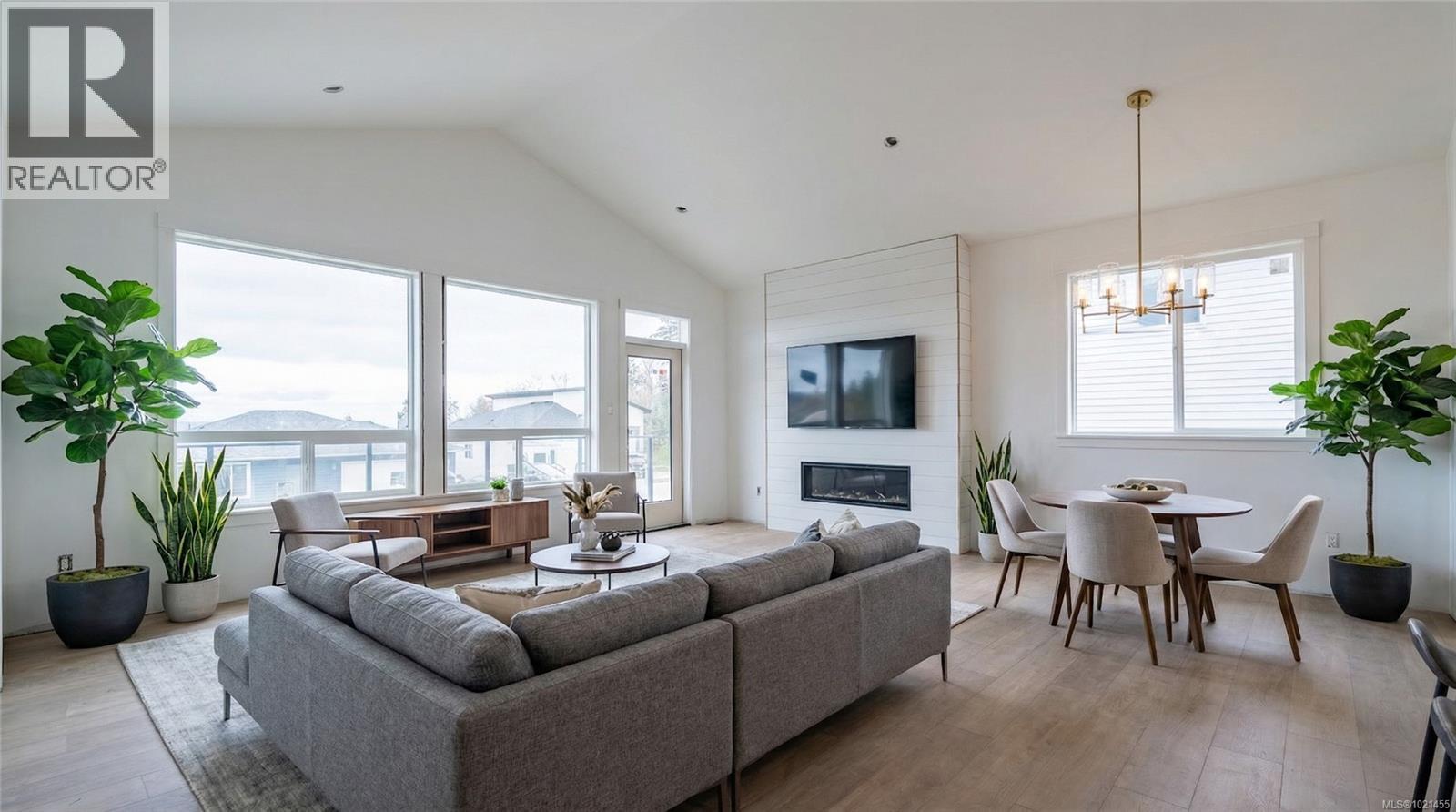 425 Colonia Dr, Ladysmith