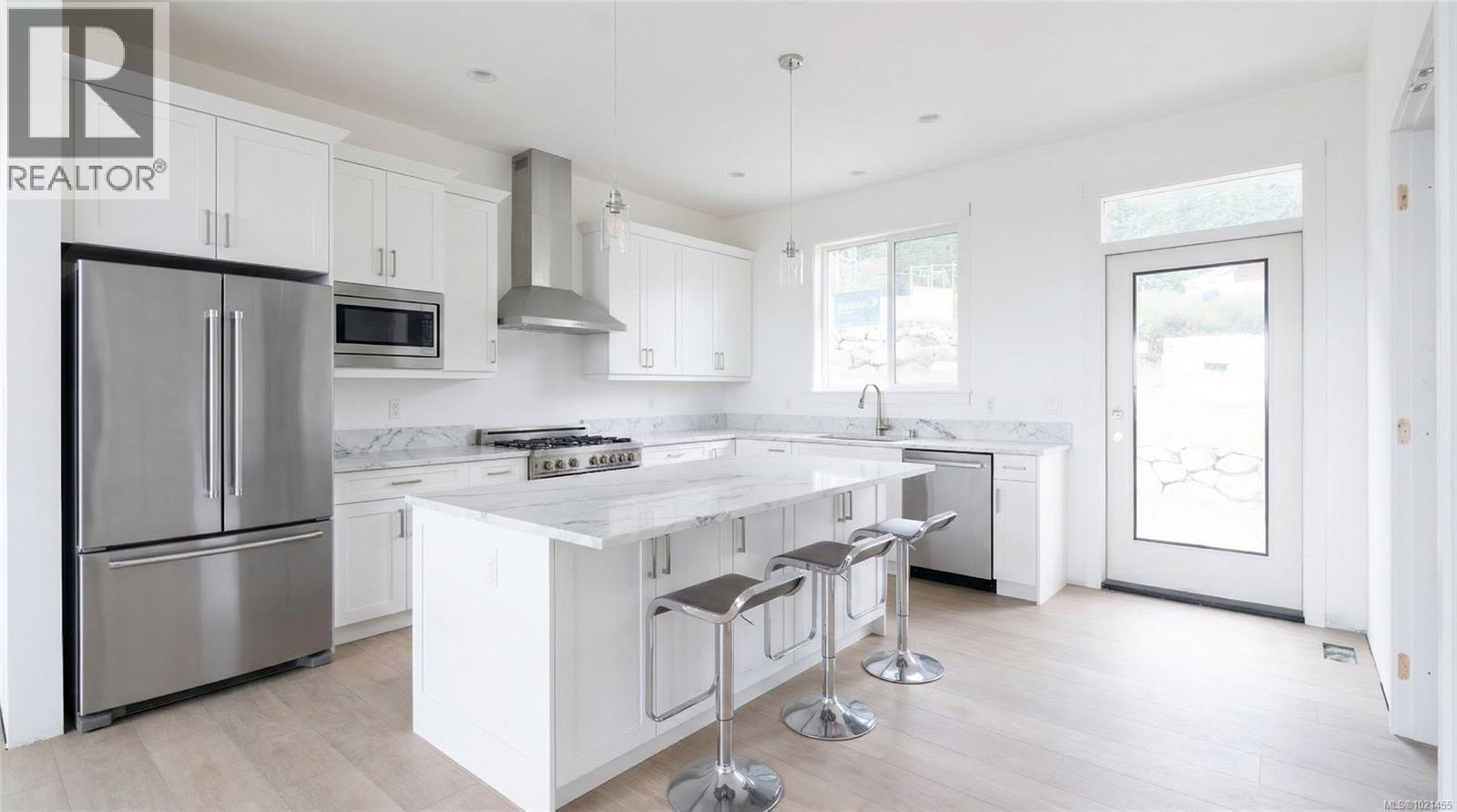 425 Colonia Dr, Ladysmith