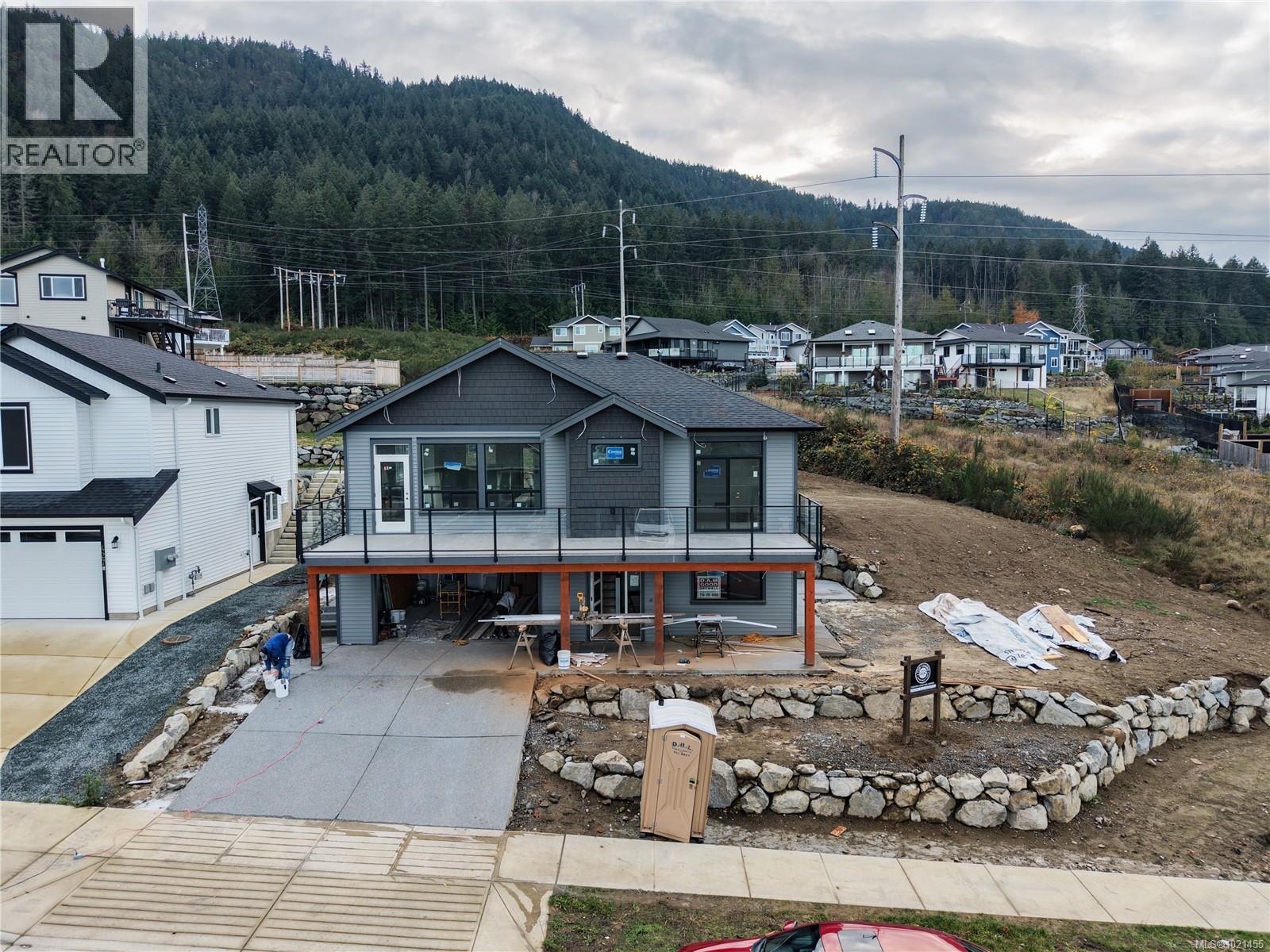 425 Colonia Dr, Ladysmith