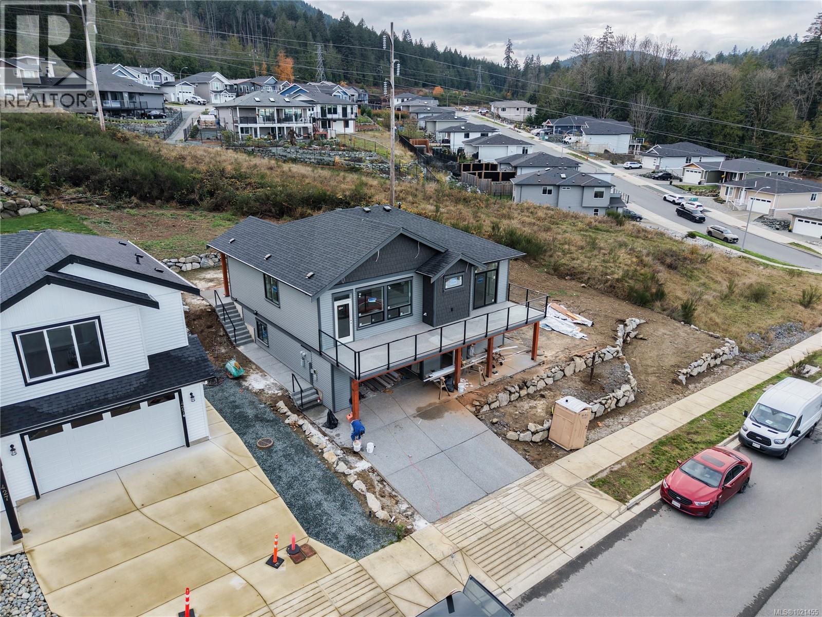 425 Colonia Dr, Ladysmith