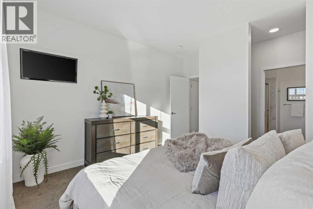 Single Family House for Sale in  Les Jardins Park SE Douglasdale/Glen Calgary 