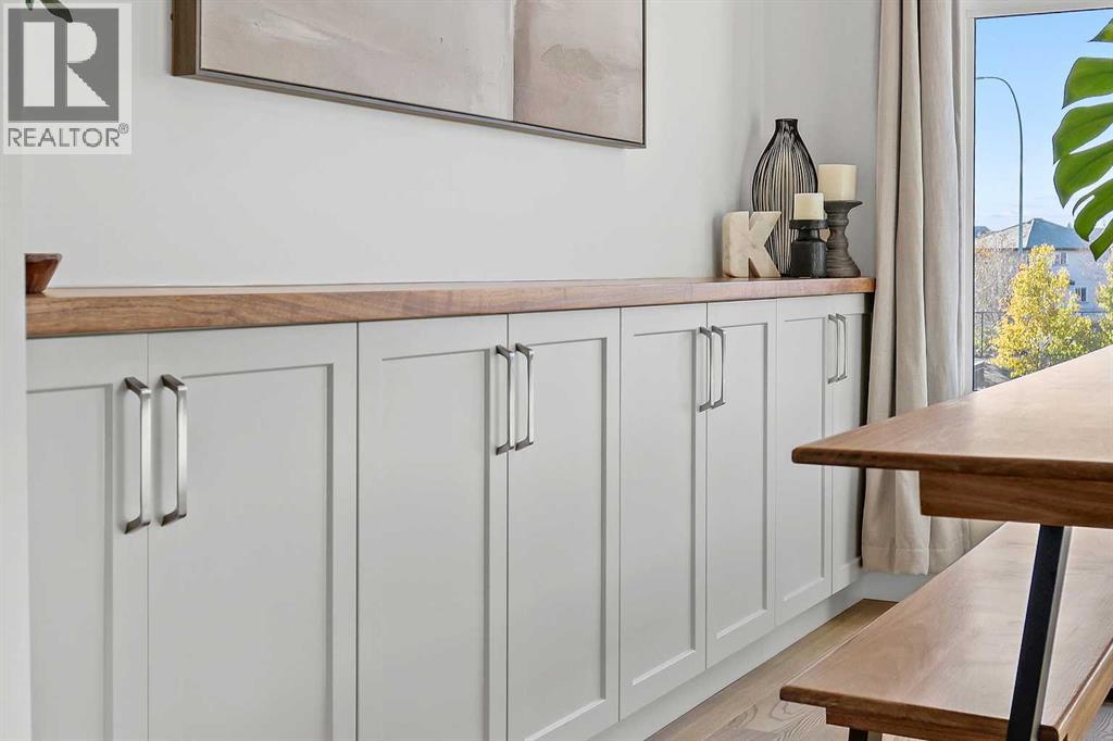 Single Family House for Sale in  Les Jardins Park SE Douglasdale/Glen Calgary 