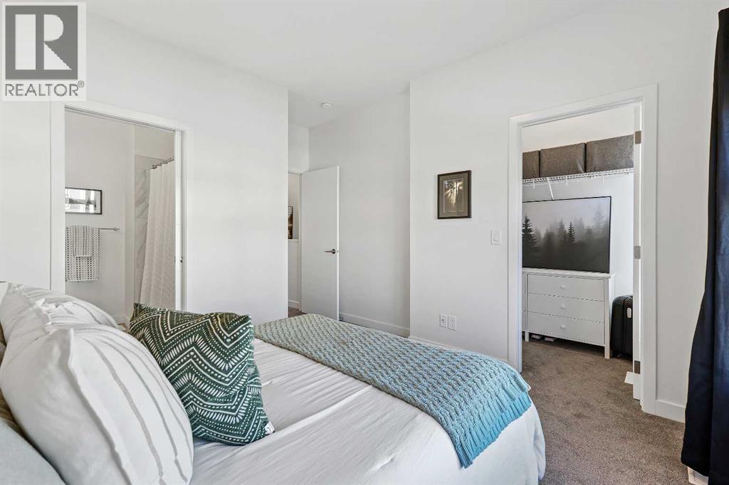 Single Family House for Sale in  Les Jardins Park SE Douglasdale/Glen Calgary 