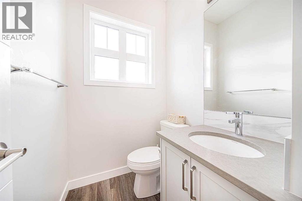 Single Family House for Sale in  Les Jardins Park SE Douglasdale/Glen Calgary 