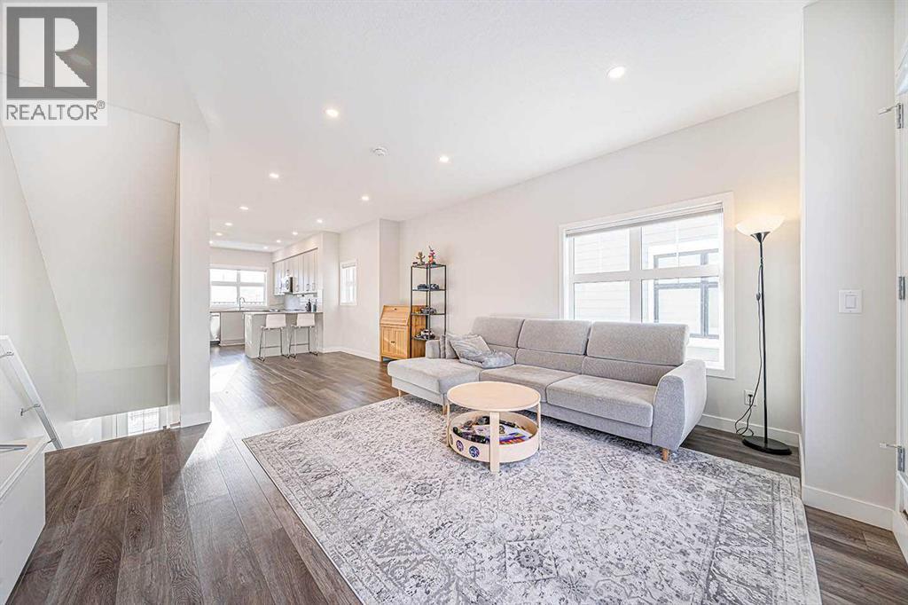 Single Family House for Sale in  Les Jardins Park SE Douglasdale/Glen Calgary 