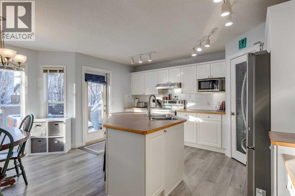 Single Family House for Sale in  Douglas Ridge Green SE Douglasdale/Glen Calgary 