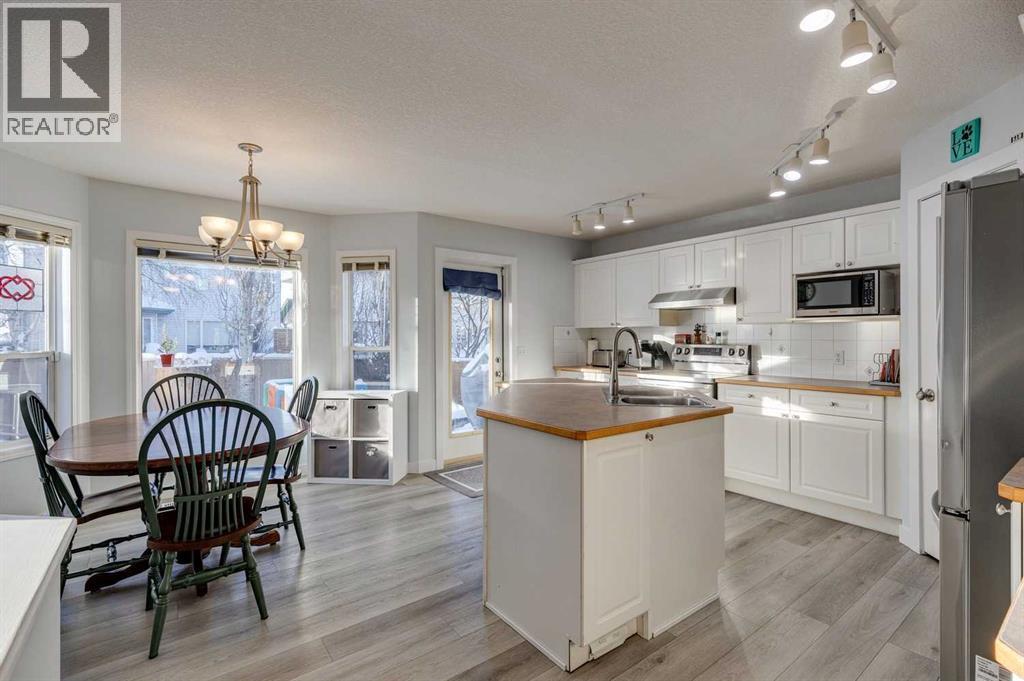 Single Family House for Sale in  Douglas Ridge Green SE Douglasdale/Glen Calgary 