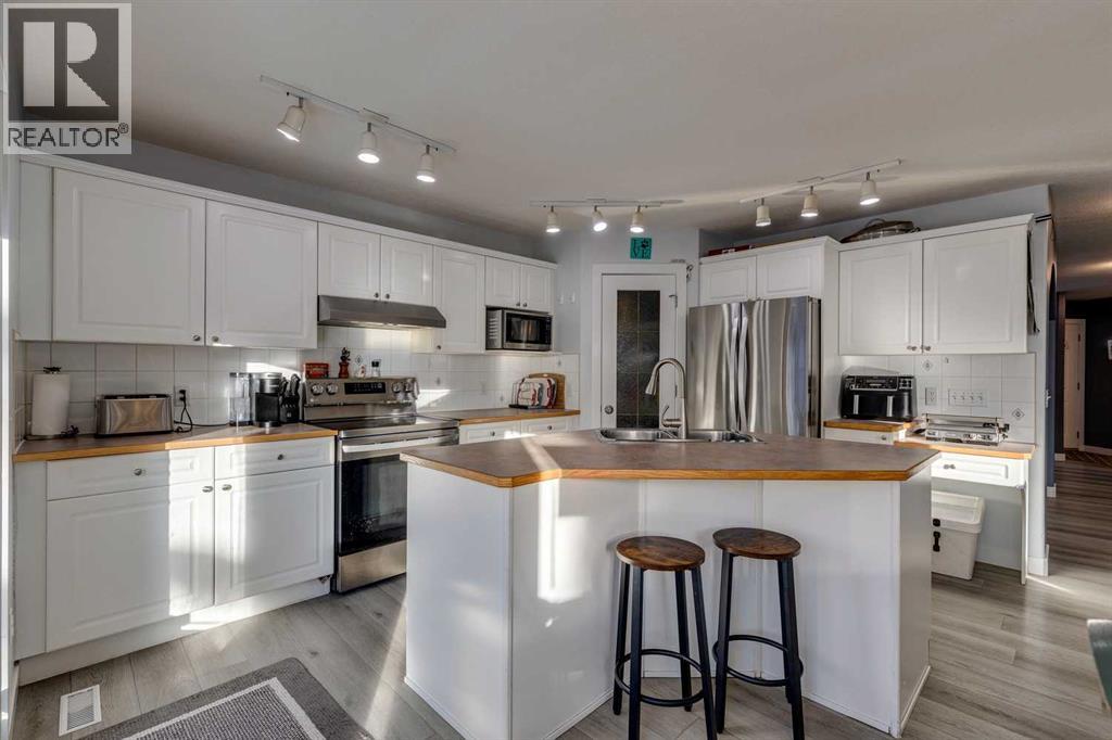 Single Family House for Sale in  Douglas Ridge Green SE Douglasdale/Glen Calgary 