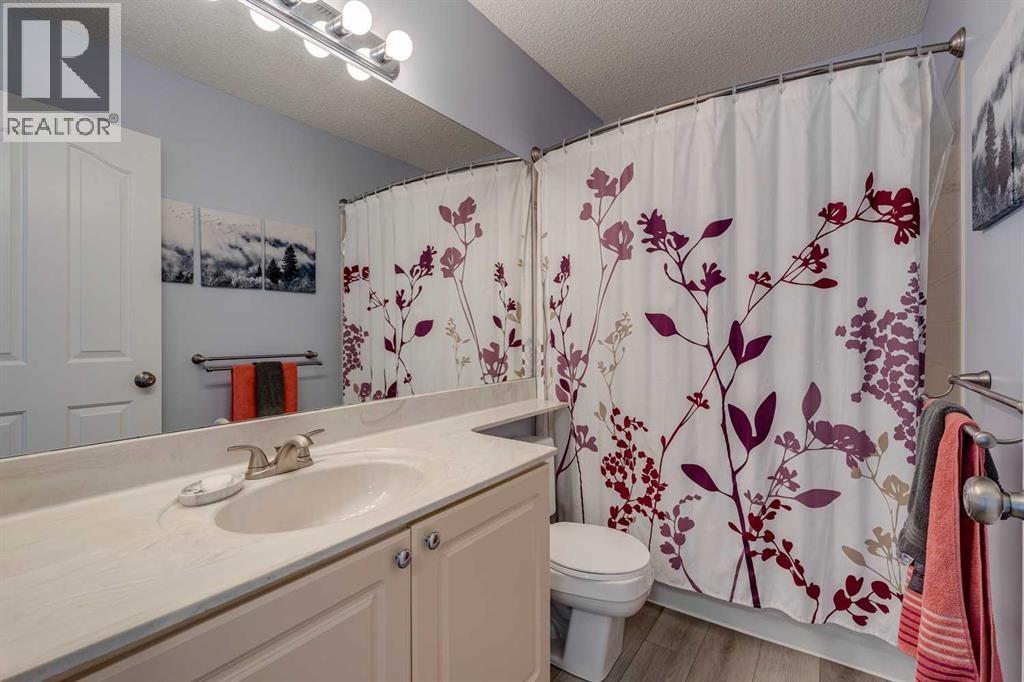 Single Family House for Sale in  Douglas Ridge Green SE Douglasdale/Glen Calgary 