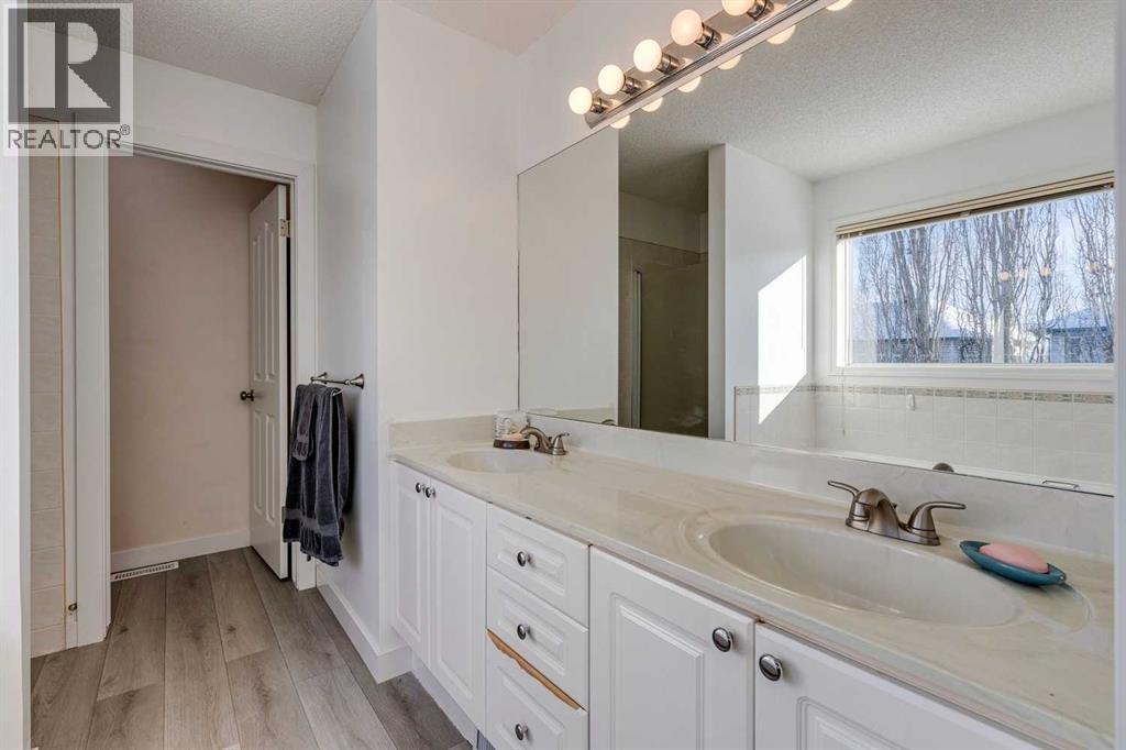 Single Family House for Sale in  Douglas Ridge Green SE Douglasdale/Glen Calgary 