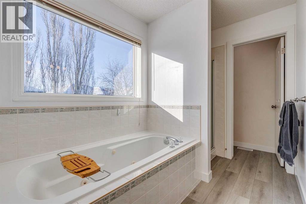 Single Family House for Sale in  Douglas Ridge Green SE Douglasdale/Glen Calgary 