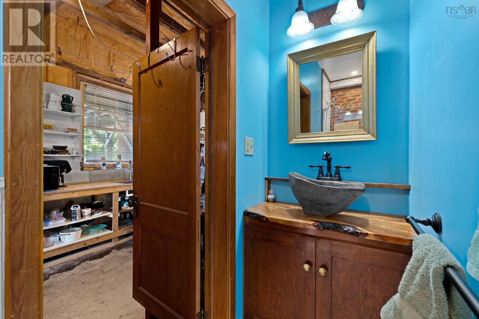 Property 34 of 49 of 298 Granville Street E