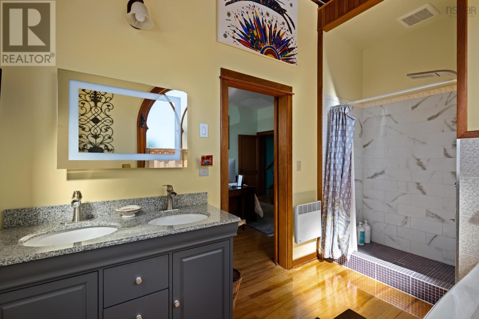 Property 20 of 49 of 298 Granville Street E