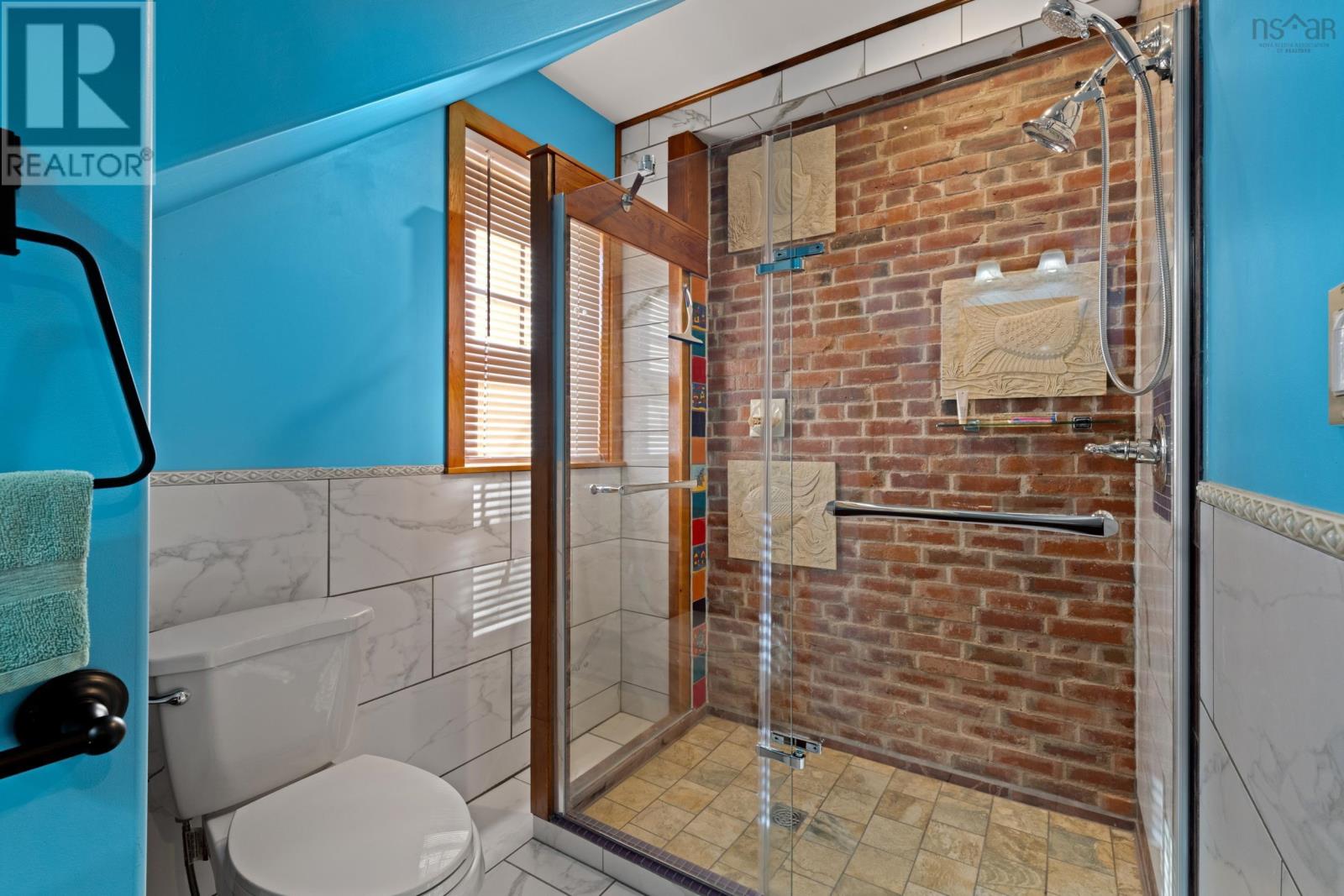 Property 33 of 49 of 298 Granville Street E