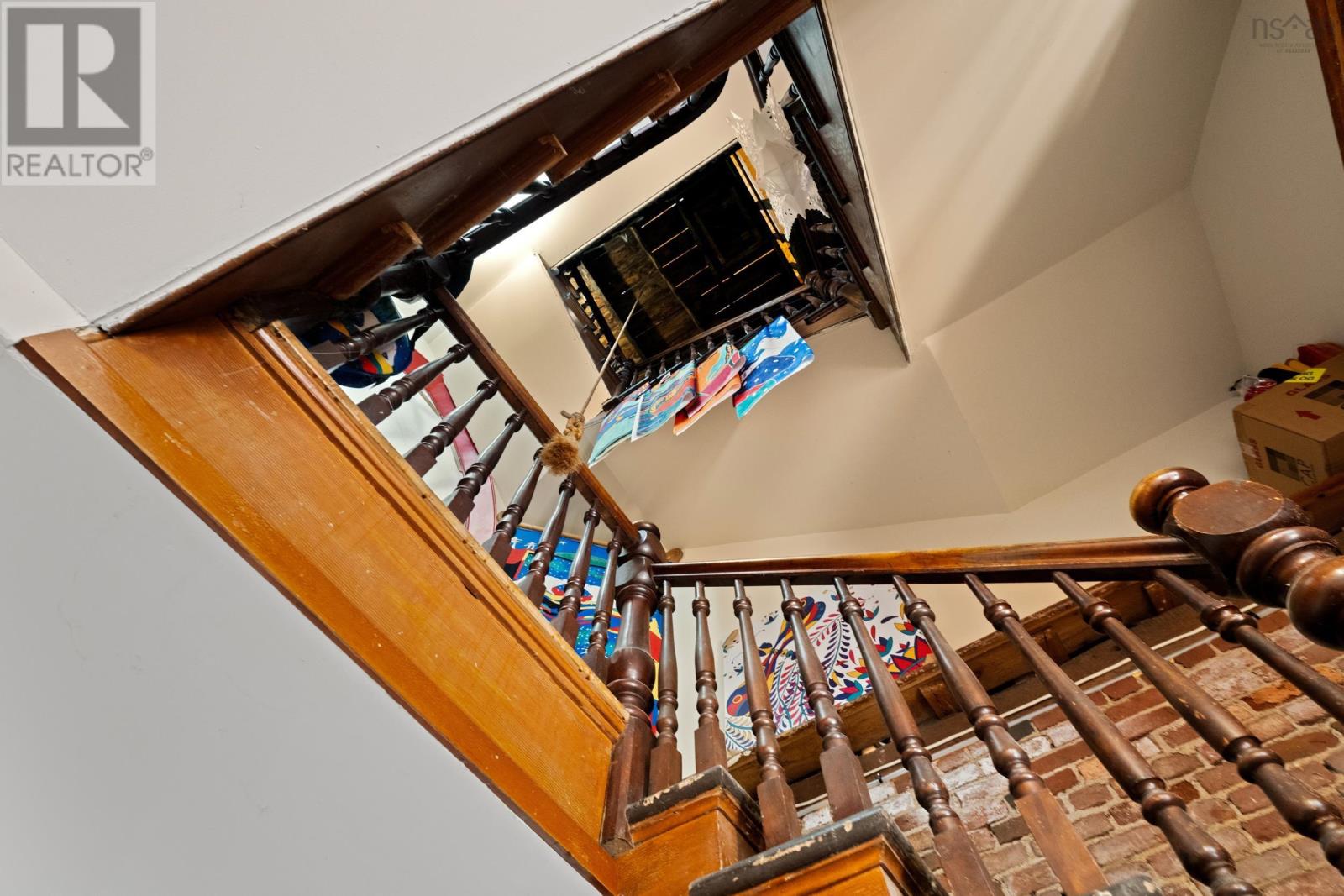 Property 25 of 49 of 298 Granville Street E