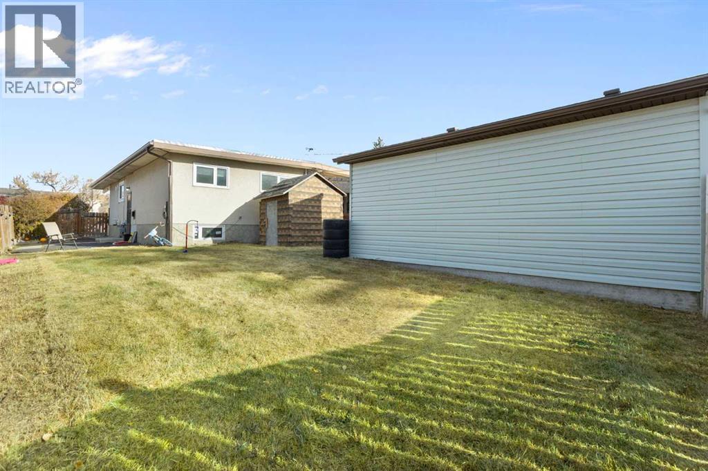 Single Family House Bi-level for Sale in  Pensacola Crescent SE Penbrooke Meadows Calgary 