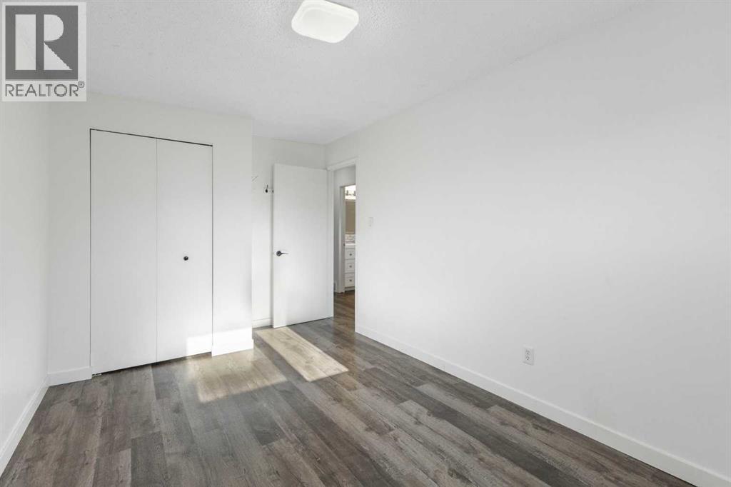 Single Family House Bi-level for Sale in  Pensacola Crescent SE Penbrooke Meadows Calgary 