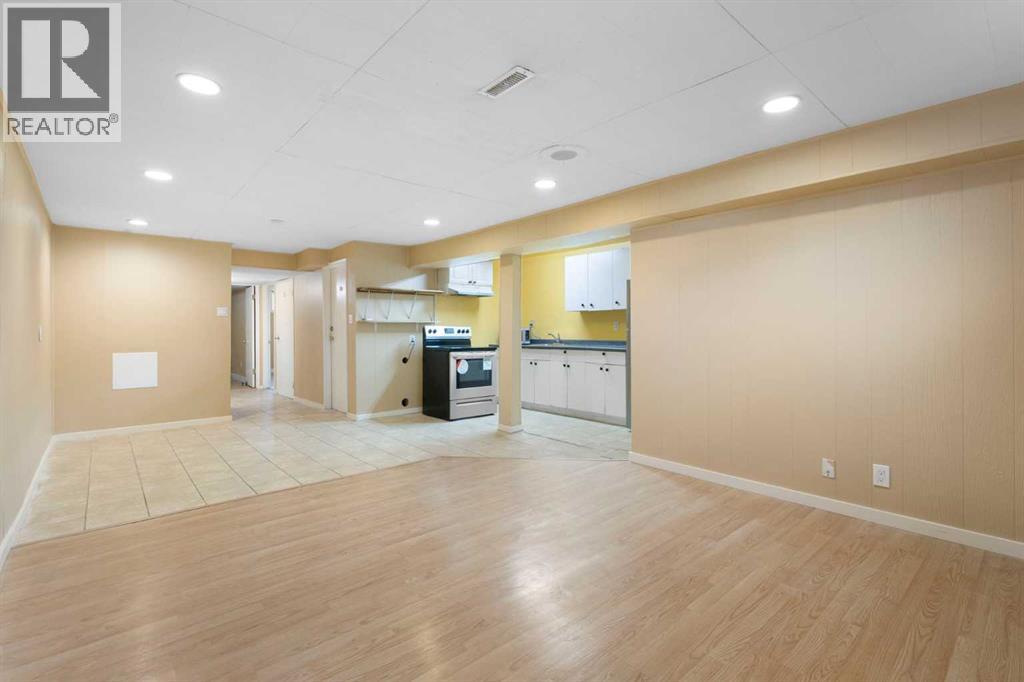 Single Family House Bi-level for Sale in  Pensacola Crescent SE Penbrooke Meadows Calgary 