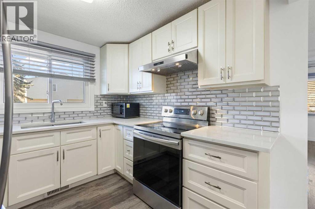 Single Family House Bi-level for Sale in  Pensacola Crescent SE Penbrooke Meadows Calgary 