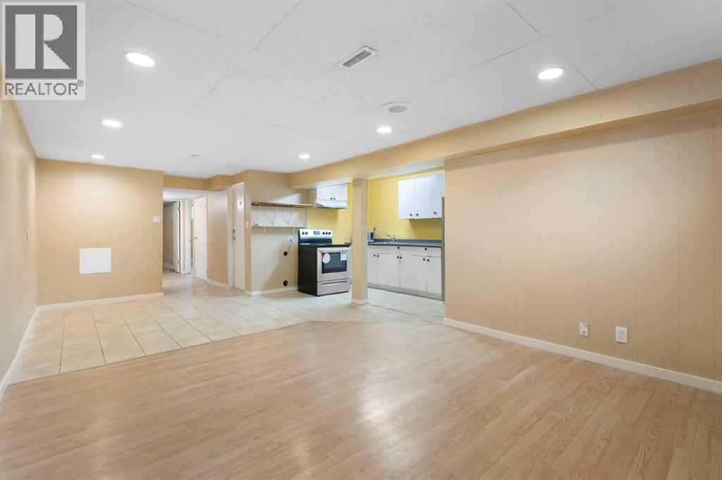 Single Family House Bi-level for Sale in  Pensacola Crescent SE Penbrooke Meadows Calgary 