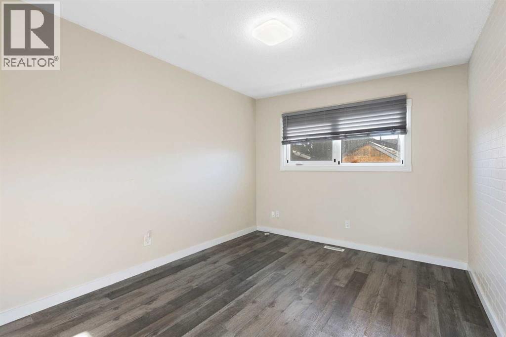 Single Family House Bi-level for Sale in  Pensacola Crescent SE Penbrooke Meadows Calgary 