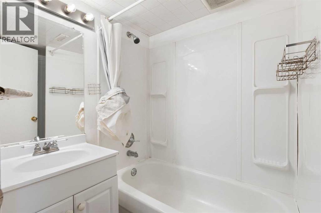 Single Family House Bi-level for Sale in  Pensacola Crescent SE Penbrooke Meadows Calgary 