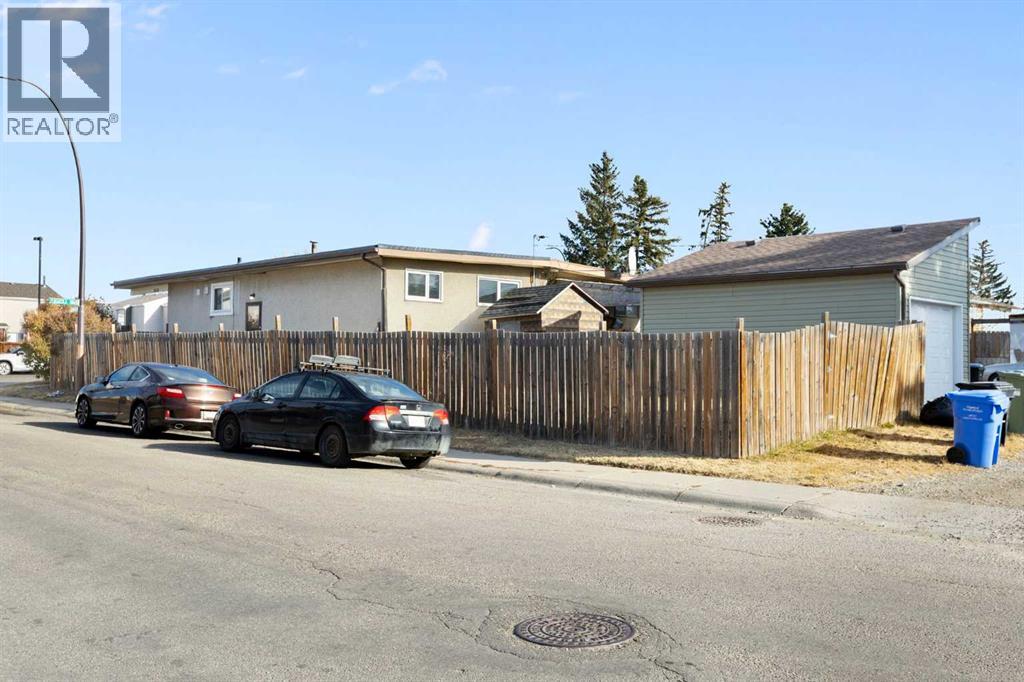 Single Family House Bi-level for Sale in  Pensacola Crescent SE Penbrooke Meadows Calgary 