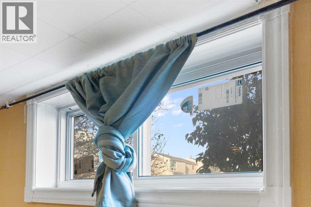 Single Family House Bi-level for Sale in  Pensacola Crescent SE Penbrooke Meadows Calgary 