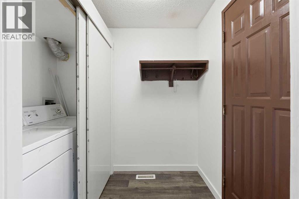 Single Family House Bi-level for Sale in  Pensacola Crescent SE Penbrooke Meadows Calgary 