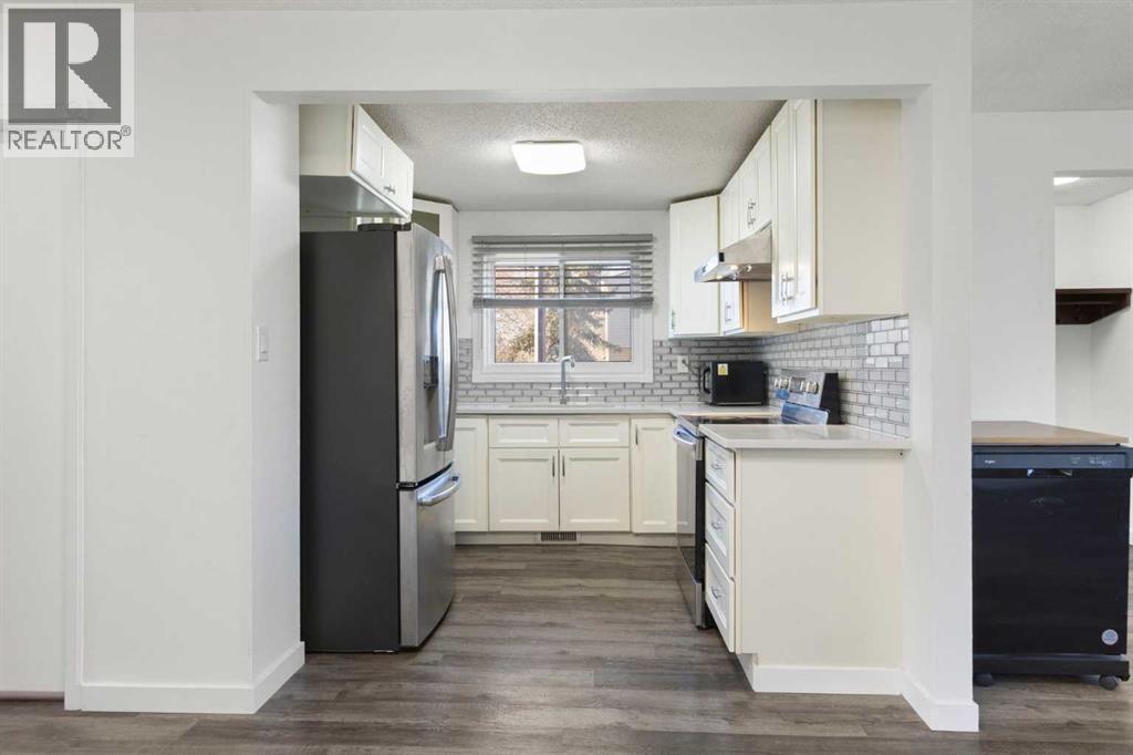 Single Family House Bi-level for Sale in  Pensacola Crescent SE Penbrooke Meadows Calgary 