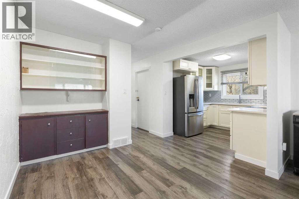 Single Family House Bi-level for Sale in  Pensacola Crescent SE Penbrooke Meadows Calgary 