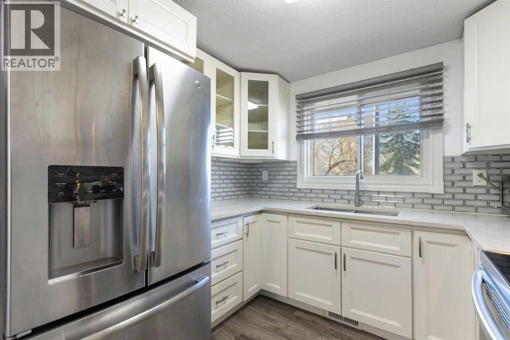 Single Family House Bi-level for Sale in  Pensacola Crescent SE Penbrooke Meadows Calgary 