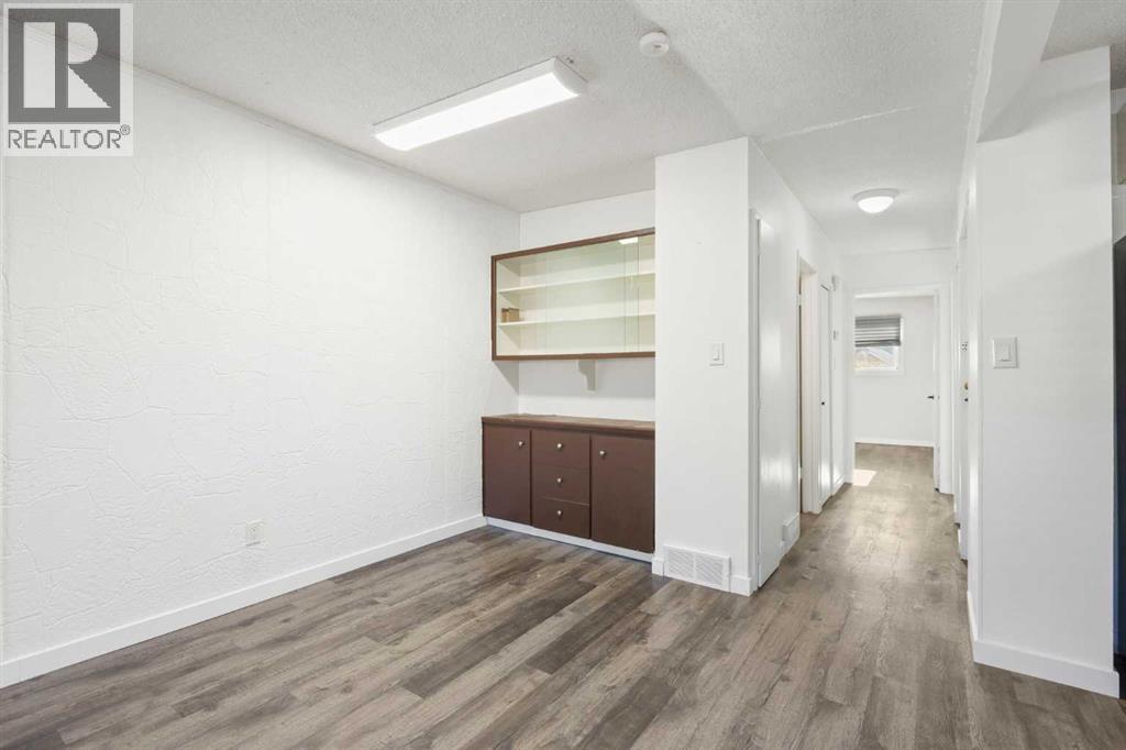 Single Family House Bi-level for Sale in  Pensacola Crescent SE Penbrooke Meadows Calgary 