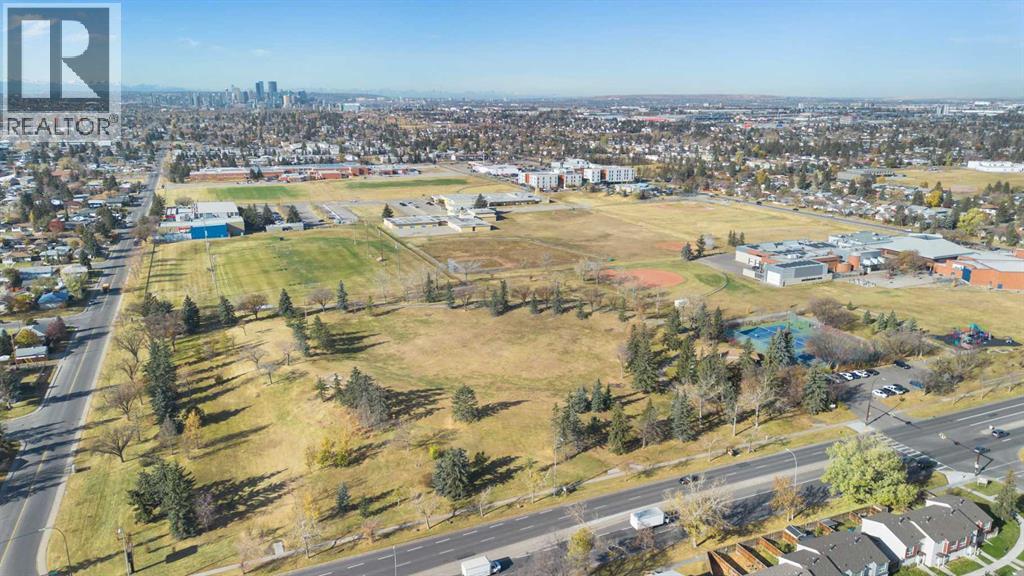 Single Family House Bi-level for Sale in  Pensacola Crescent SE Penbrooke Meadows Calgary 