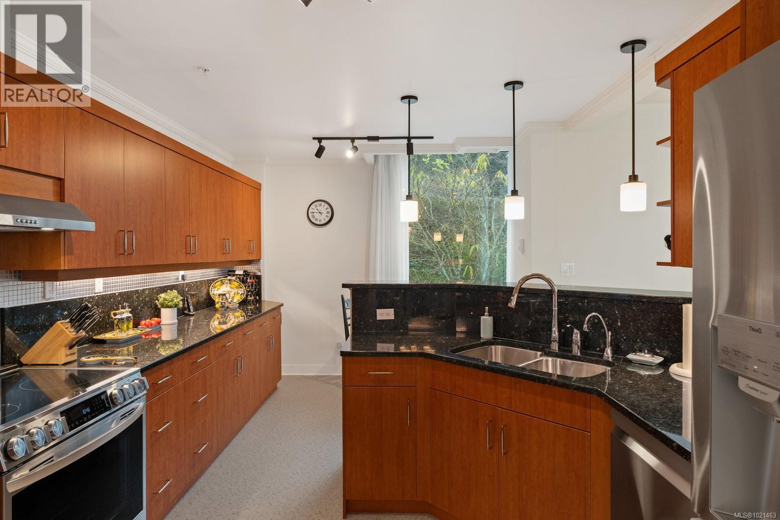 304 5350 Sayward Hill Crescent, Saanich