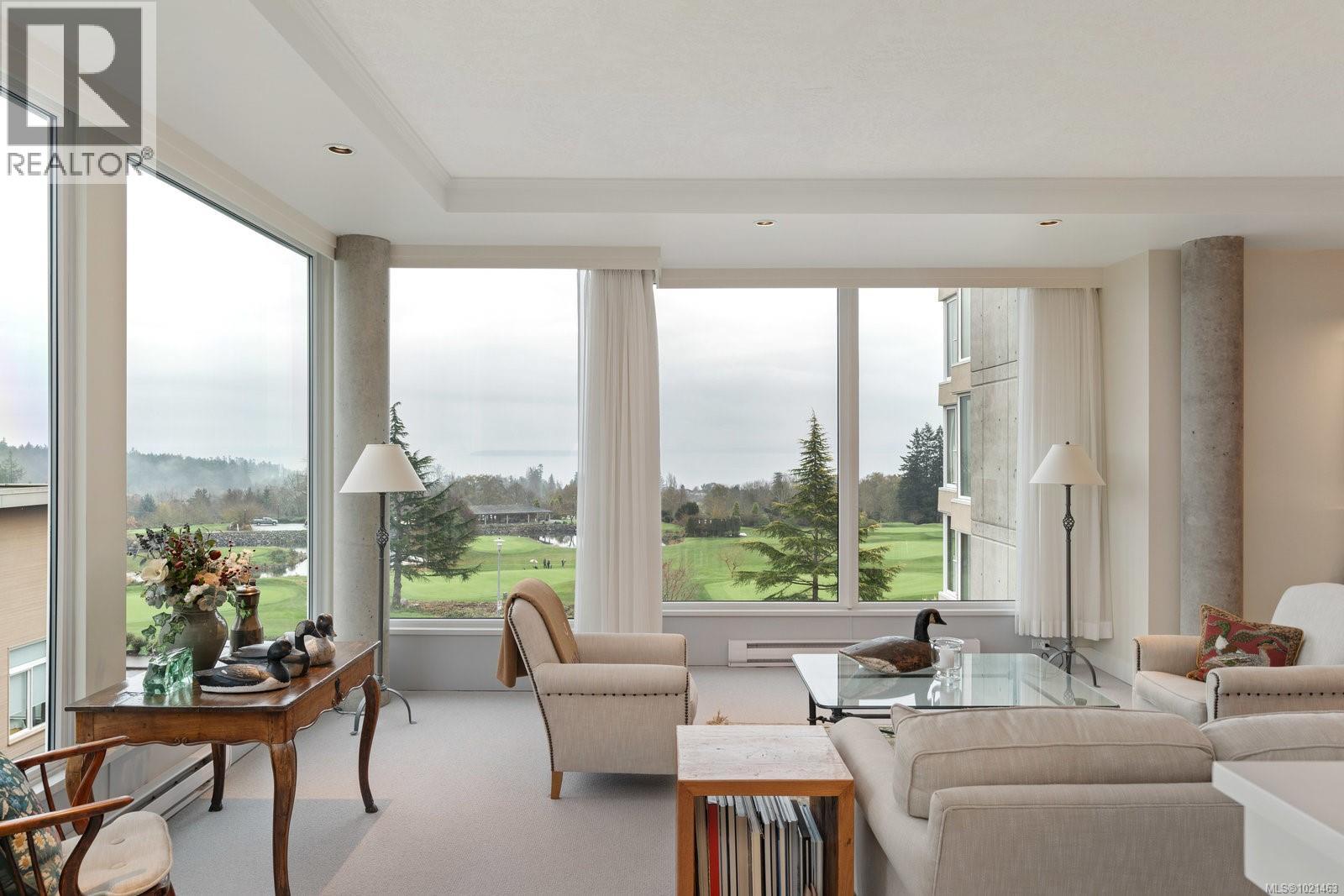 304 5350 Sayward Hill Crescent, Saanich