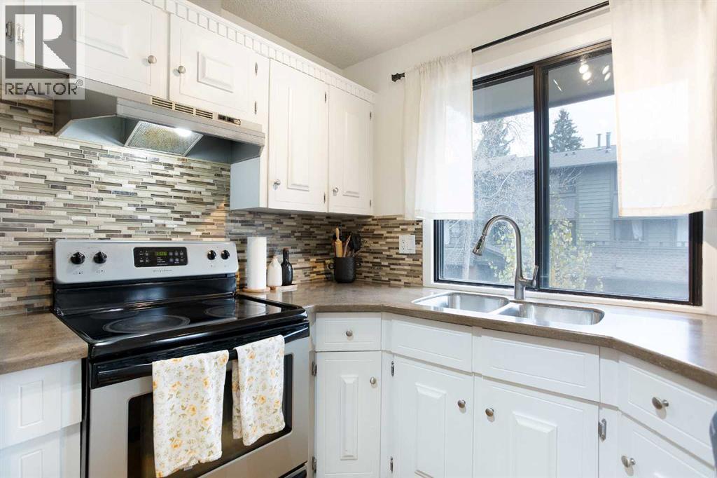 Single Family House 4 Level for Sale in   Oakmoor Way SW Oakridge Calgary 