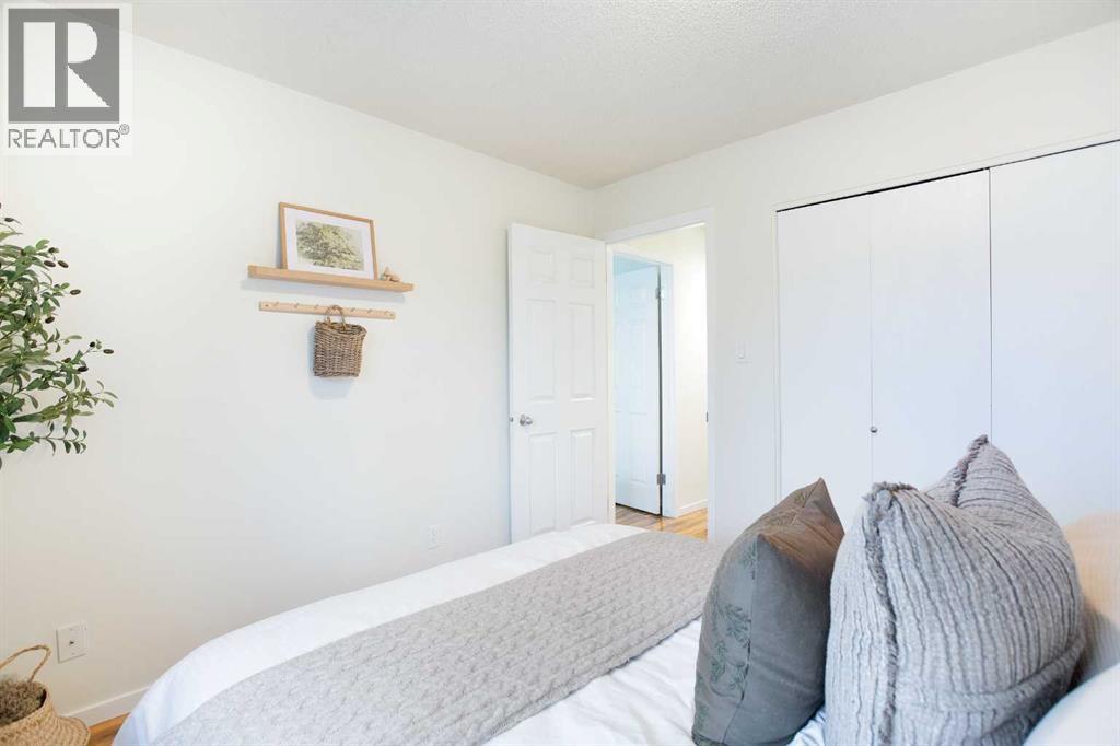 Single Family House 4 Level for Sale in   Oakmoor Way SW Oakridge Calgary 