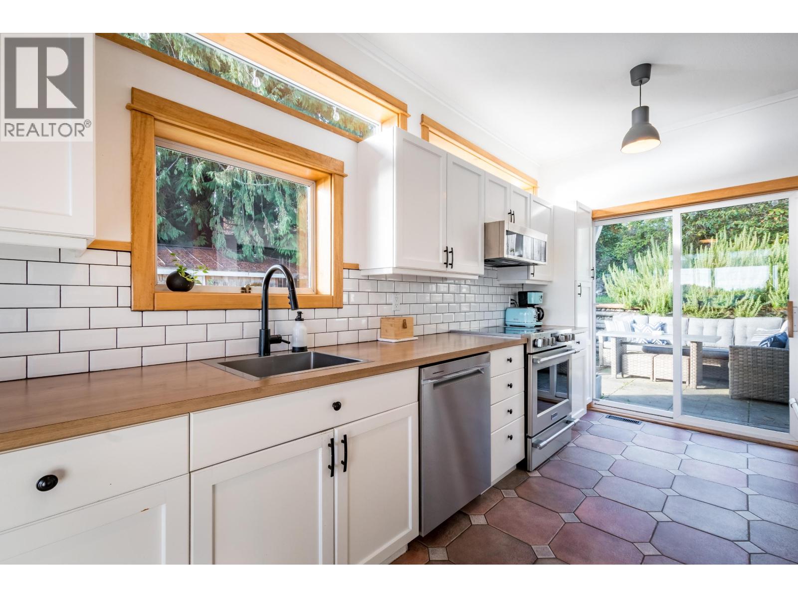 811 MARINE DRIVE, Gibsons