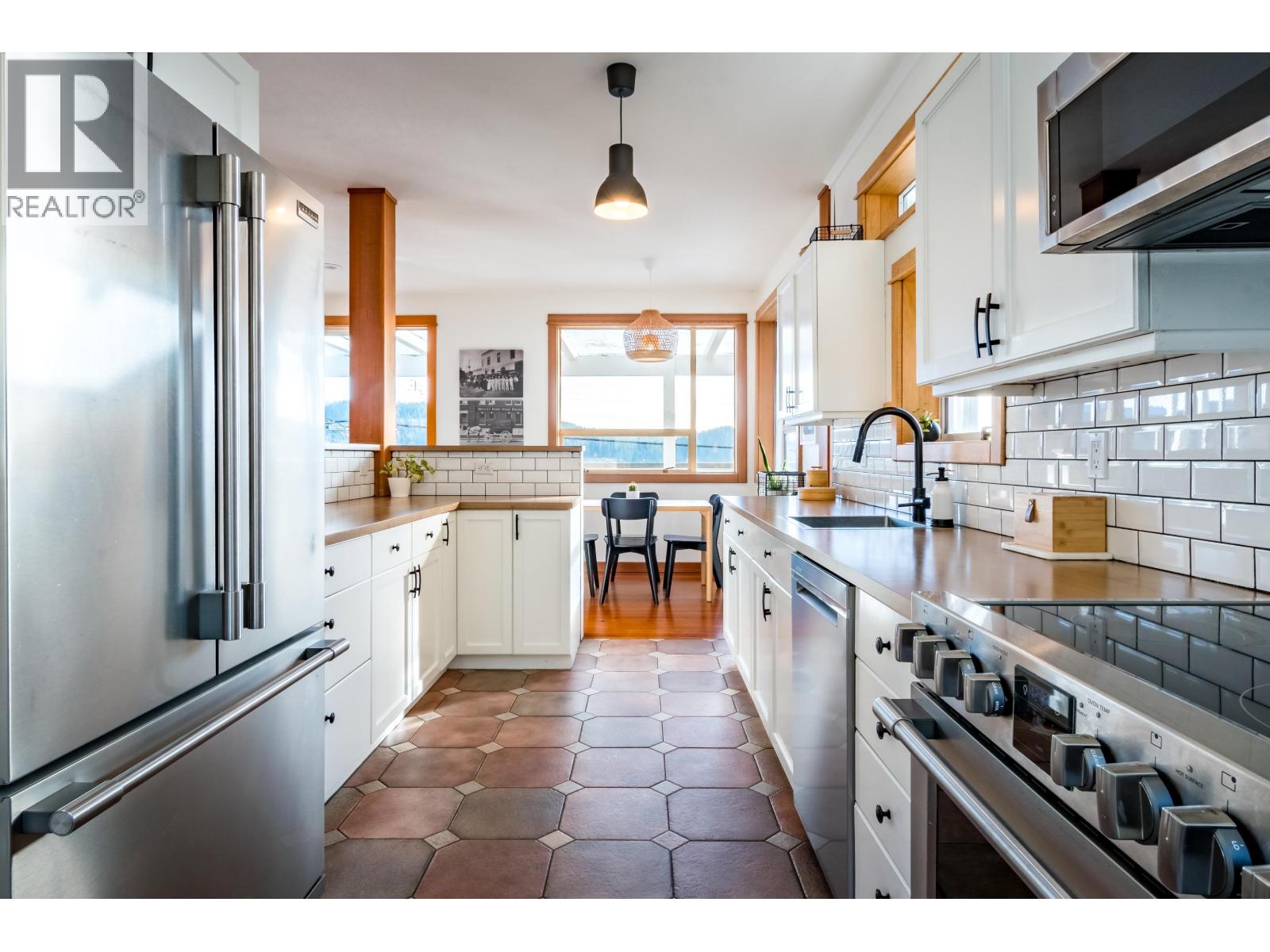 811 MARINE DRIVE, Gibsons