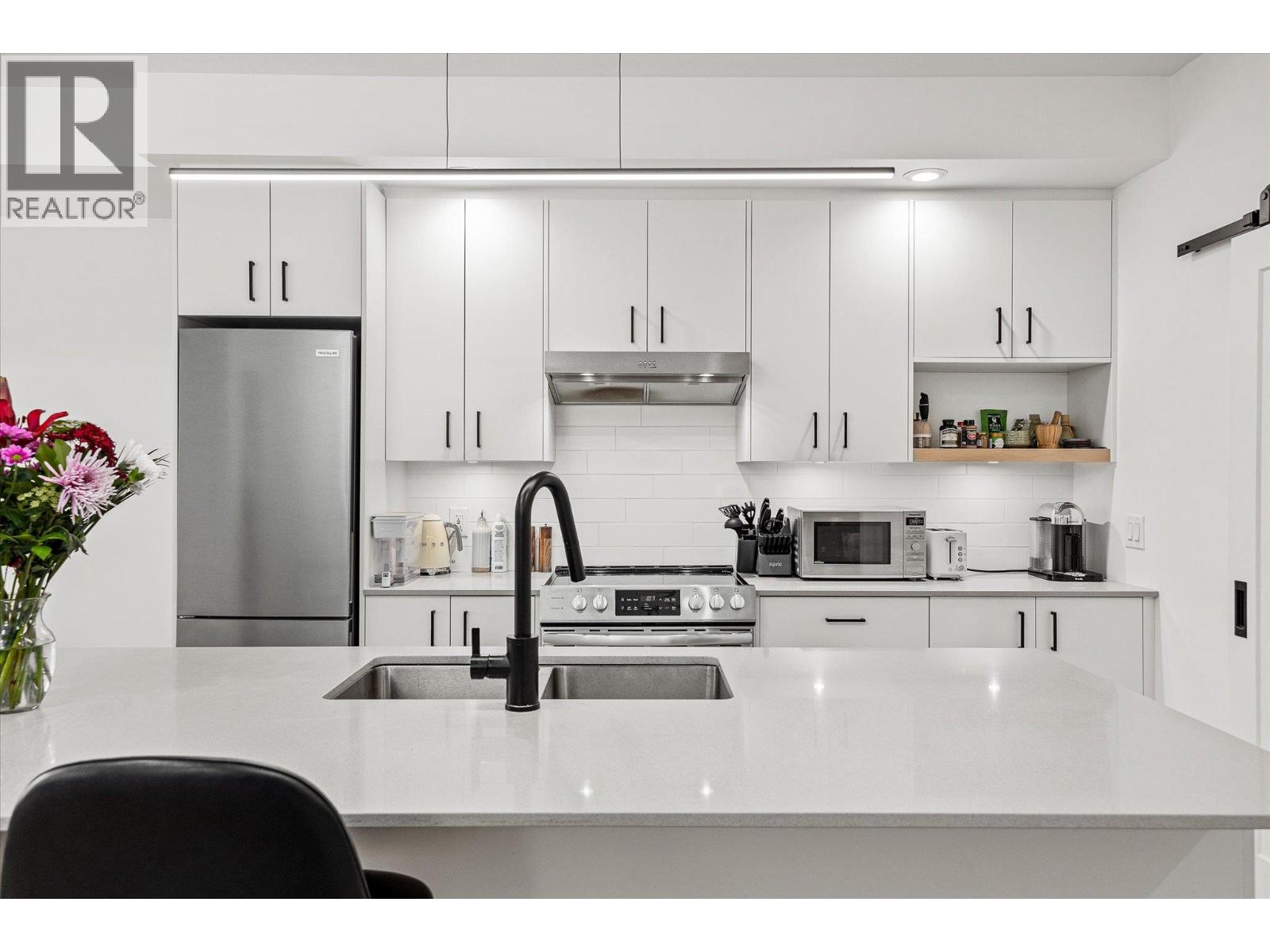 313 660 Cawston Avenue, Kelowna