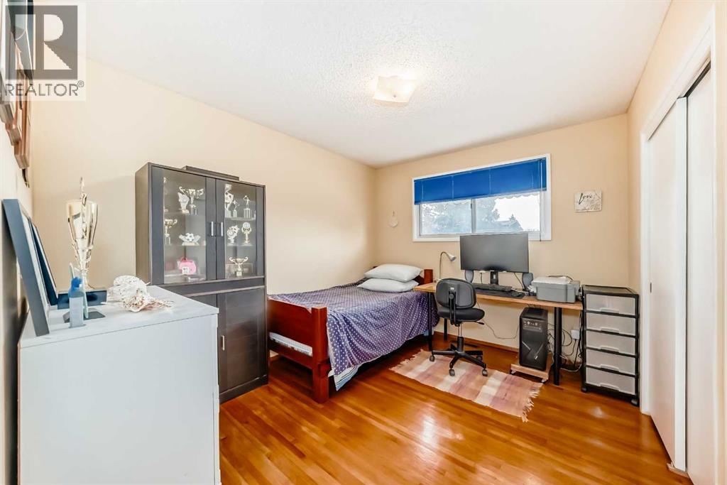 Single Family House Bungalow for Sale in  Vandergrift Crescent NW Varsity Calgary 