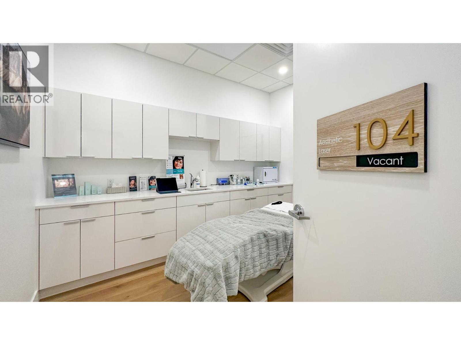 102 3320 Richter Street, Kelowna